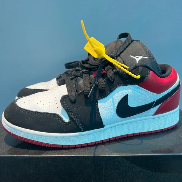 40码 |AJ1 黑白红 低帮 防滑耐磨 公价4.3k |假一赔四|