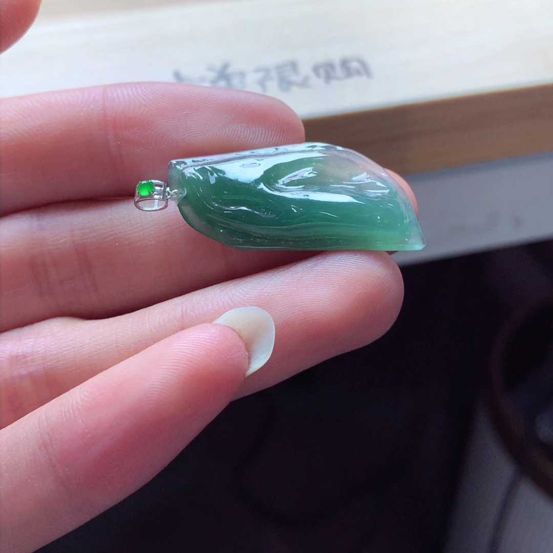 翡翠颈饰18K金镶嵌吊坠