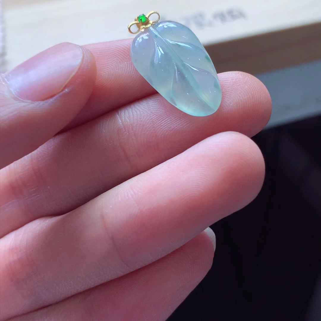 翡翠颈饰18K金镶嵌吊坠