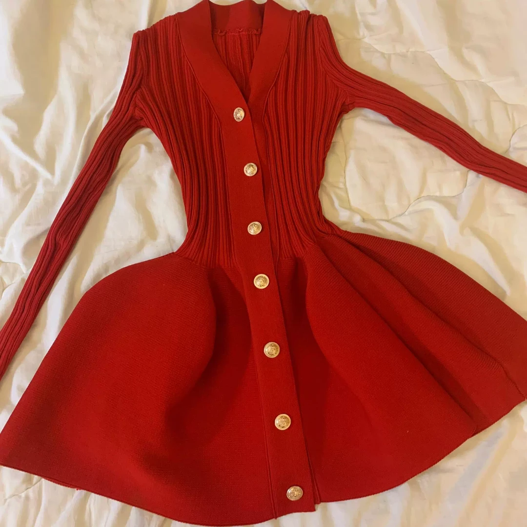 氛围感复古小金扣针织衫女2025秋冬季法式收腰显瘦花苞下摆超短裙