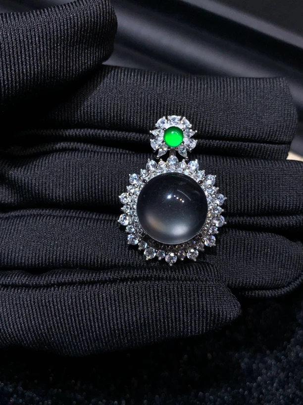 天然石英质玉蛋面吊坠