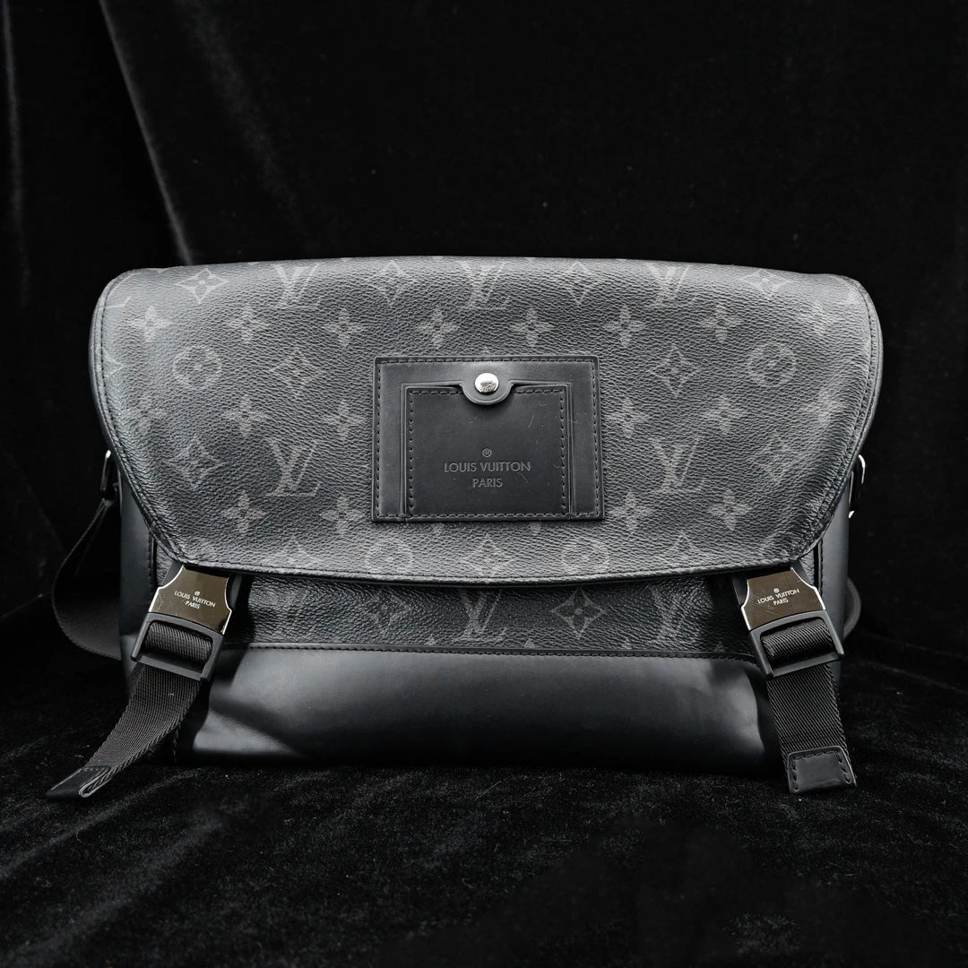 95新 LouisVuitton/路易威登 芯片款黑武士邮差包小号{轻微护理）