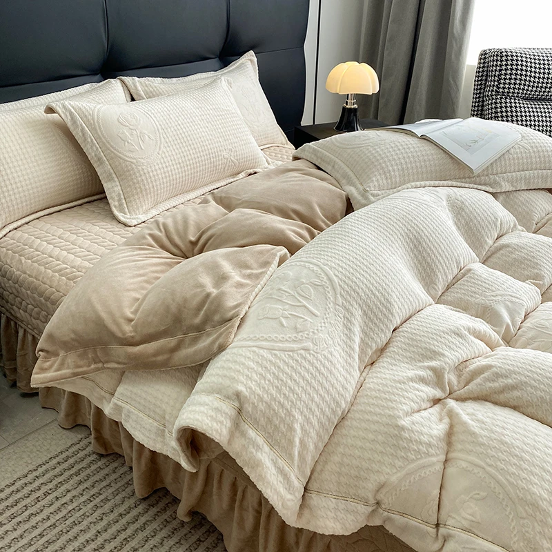 冬季牛奶绒床盖四件套加厚11斤夹棉保暖防滑床罩纯色雕花绒被套