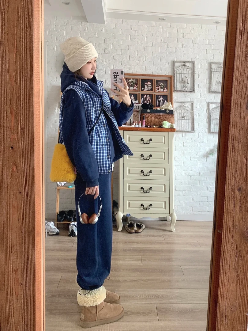 2024秋冬新款高级感穿搭格子马甲女搭配连帽卫衣休闲裤保暖三件套