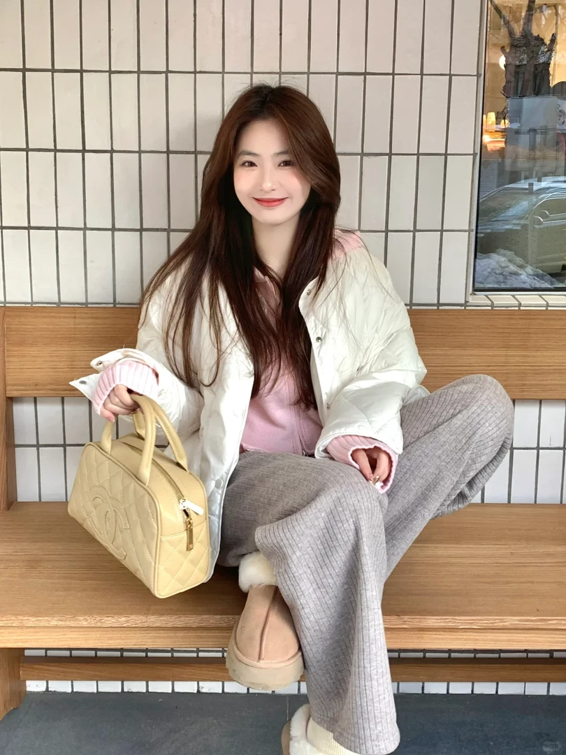 2024秋冬新款甜美风穿搭粉色连帽针织衫搭配菱形保暖棉服外套女潮