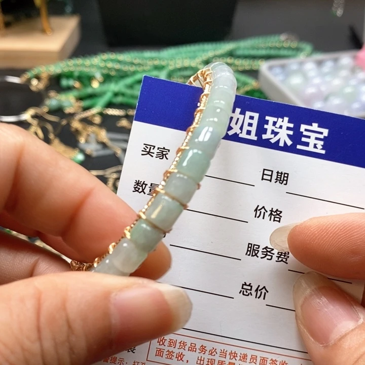 翡翠手镯合金谢****?桶珠手镯