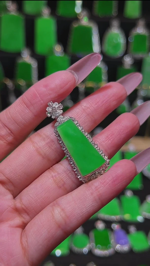 【闪购商品】翡翠吊坠(不含链)18K金镶嵌吊坠