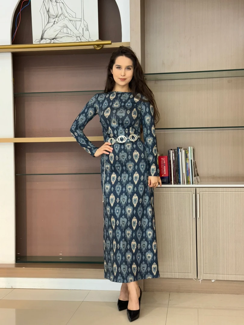 2025年新款蓝色长款巴旦木时尚百搭连衣裙复古长袖气质印花中长款