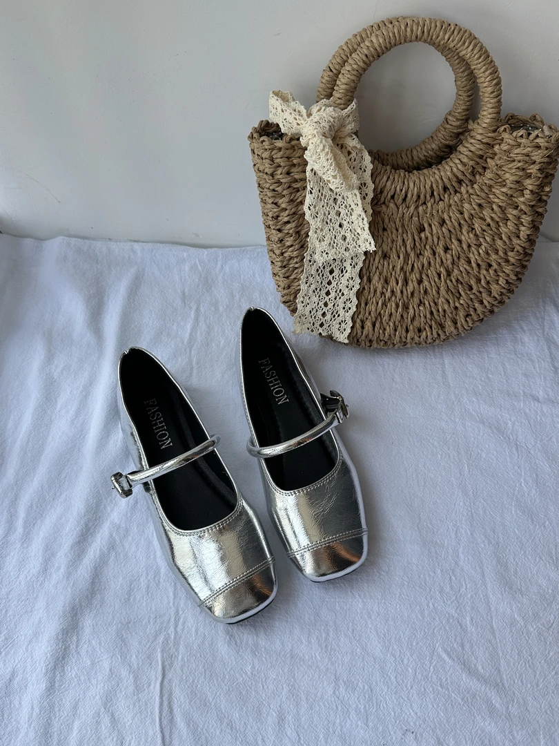 品诺复古银色单鞋春夏新款高级法式小香平底方头一脚蹬奶奶鞋