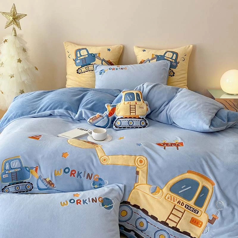 2023新款刺绣挖掘机牛奶绒四件套儿童男孩冬季加厚暖珊瑚绒三件套