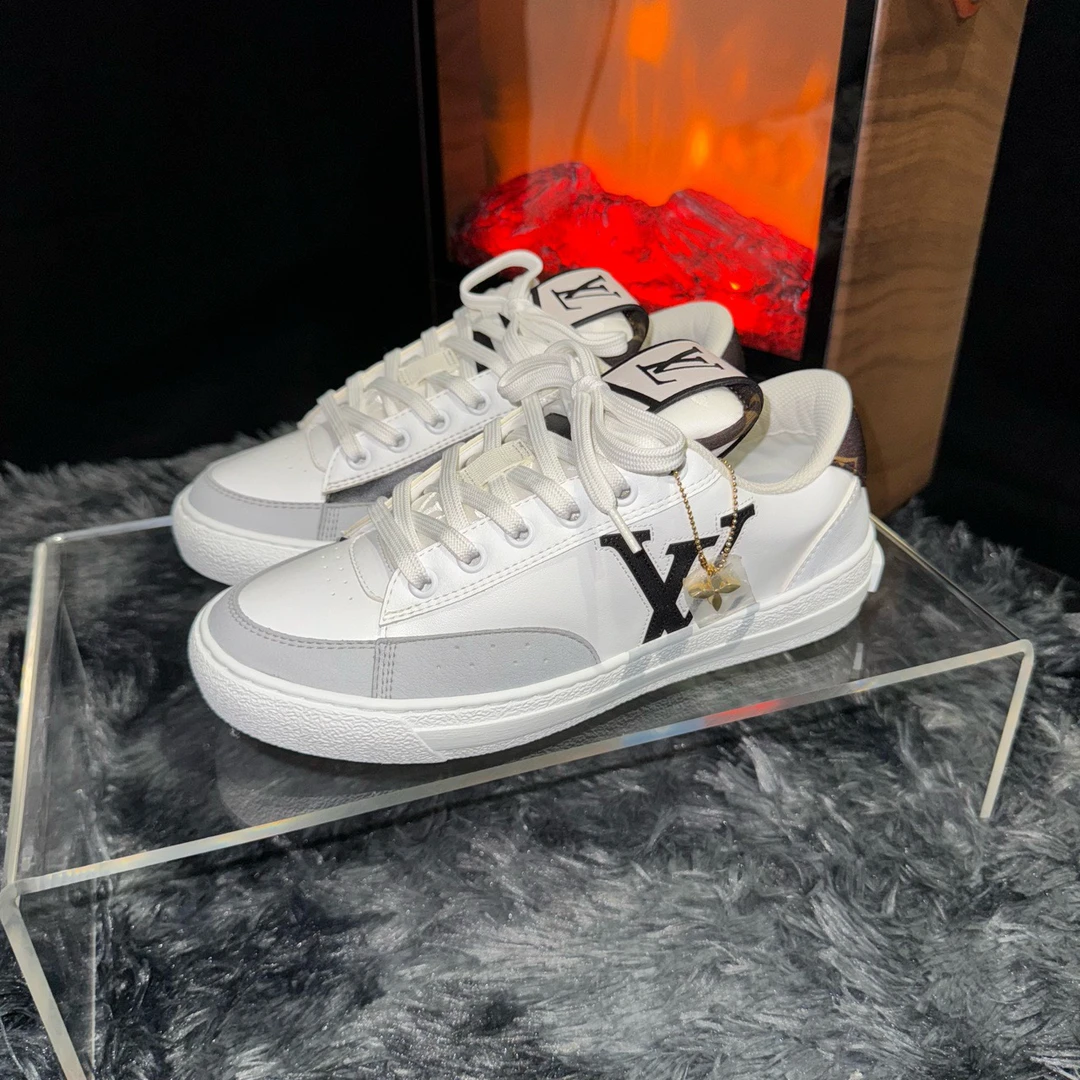 35.5码/LV 路易威登/挂坠错位板鞋/99新/ZN00032