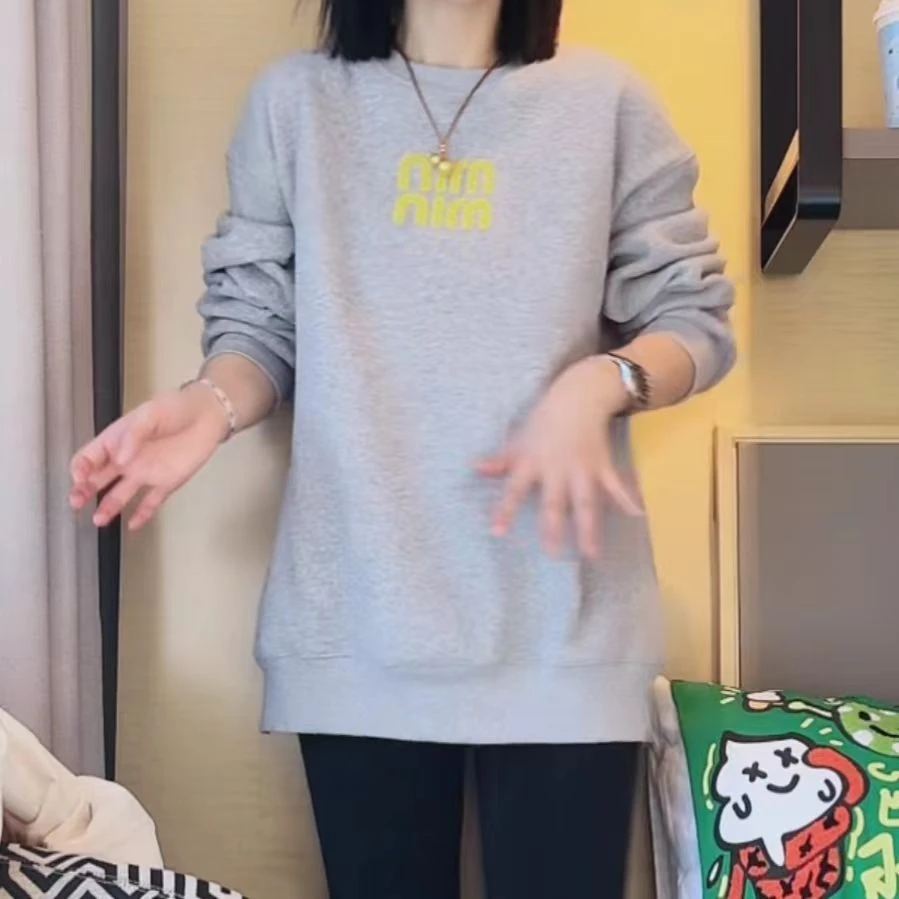 极简风设计感字母圆领卫衣女秋冬2024新款时尚纯色休闲长袖上衣