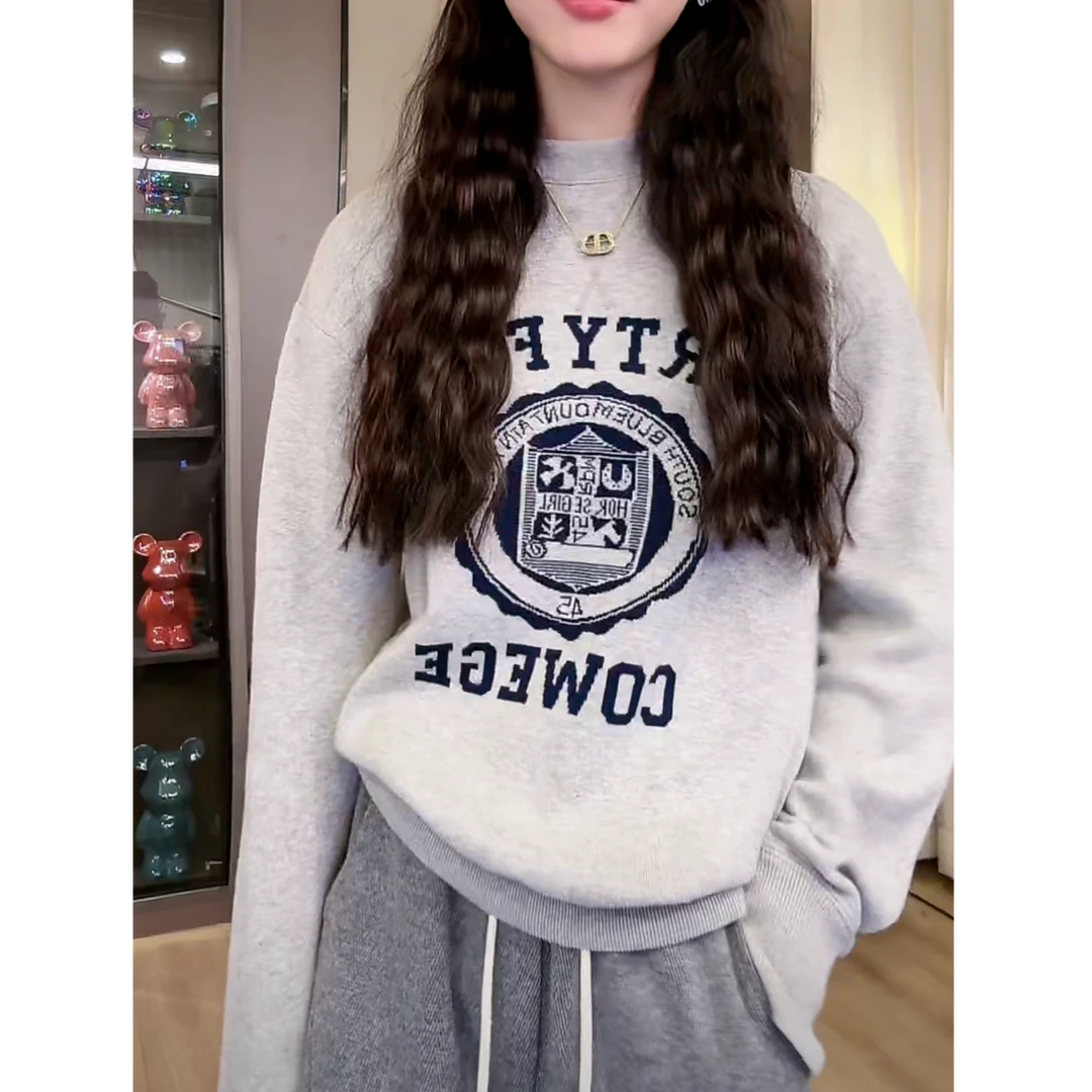 设计感字母徽章印花圆领卫衣女冬季2025休闲宽松套头灰色T恤