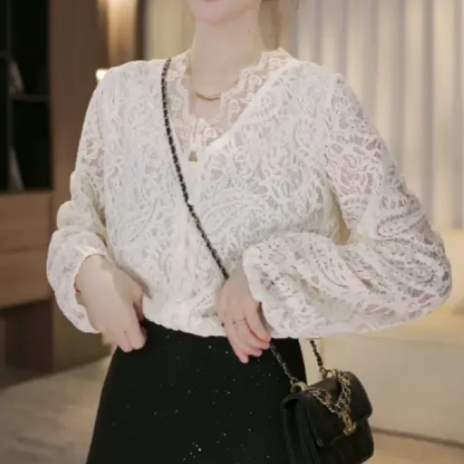韩版温柔钩花设计感镂空蕾丝衬衫女秋冬高级感气质白色V领小衫