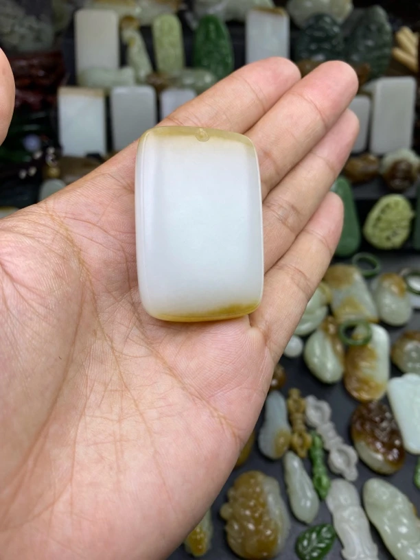 新疆和田玉俄白无事牌吊坠