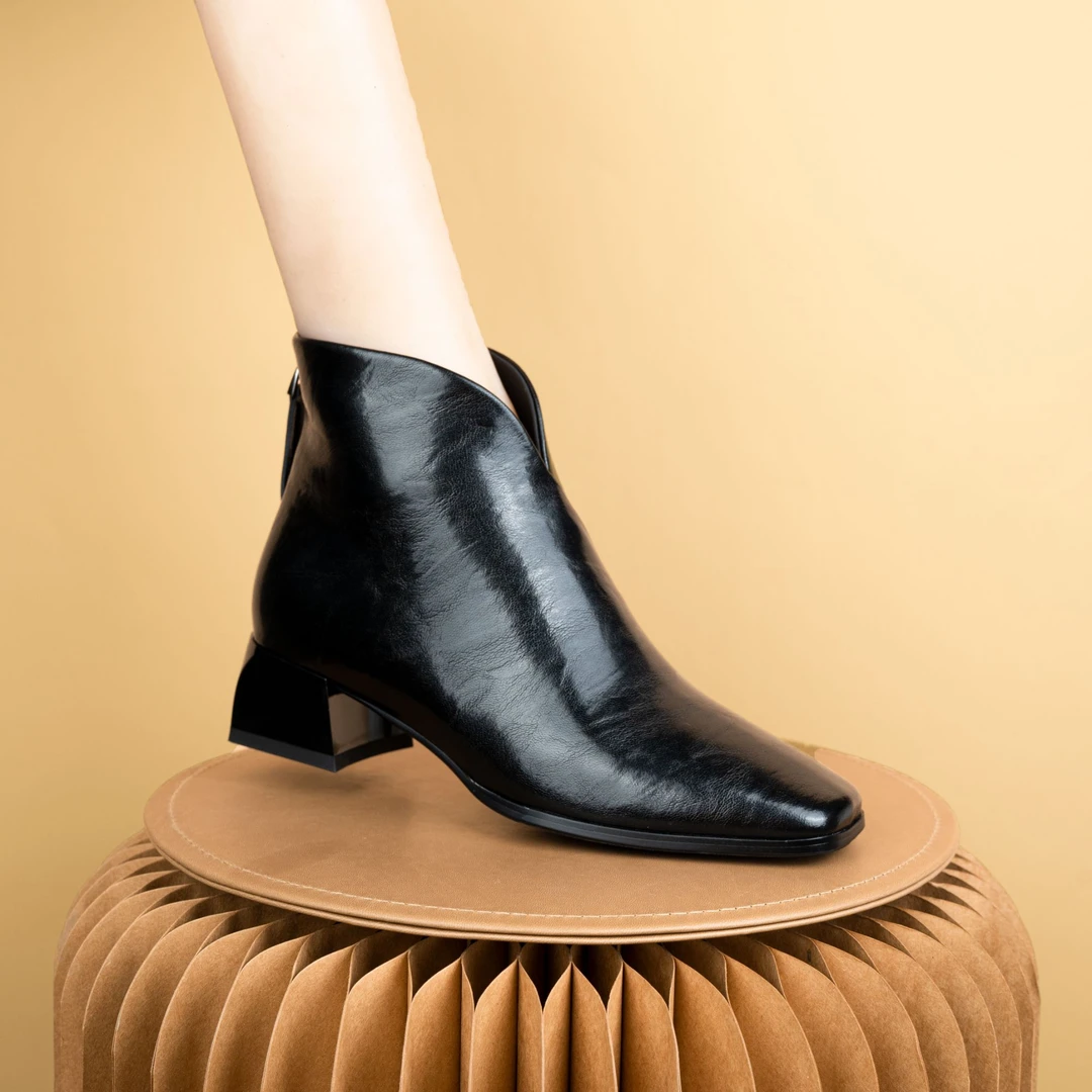 格美诗2024新时尚秋冬法式优雅加绒低跟真皮软底黑色显瘦短靴3122