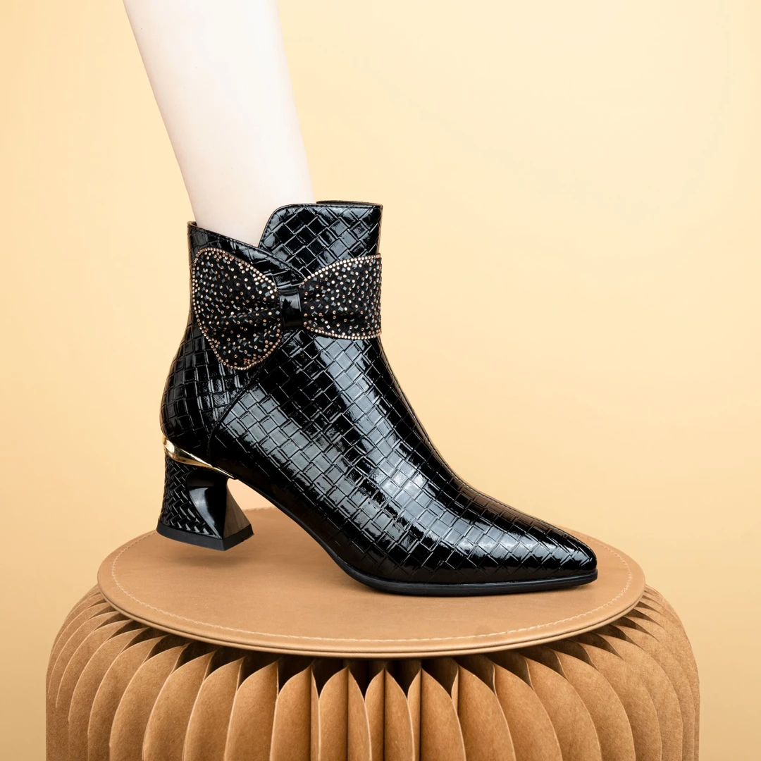 格美诗2024新款黑色粗跟法式优雅尖头真皮冬季加绒百搭短靴3083