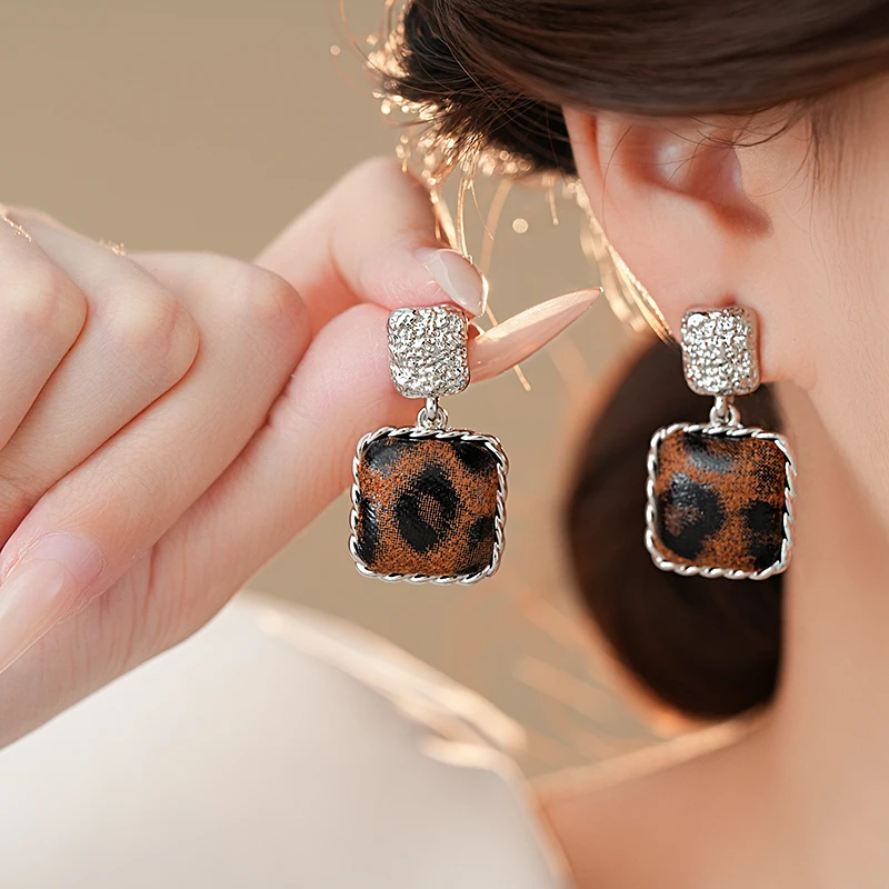 合金皮质耳饰 豹纹花边耳钉高级感气质耳环复古美拉德耳饰
