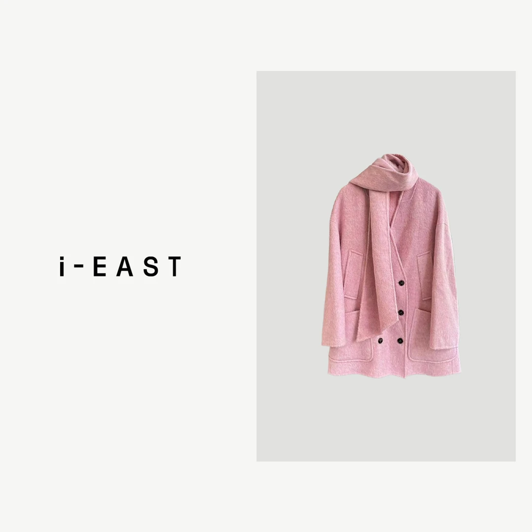 i-EAST 给足温暖~热力感 带围巾的V领呢外套-3D WT41438