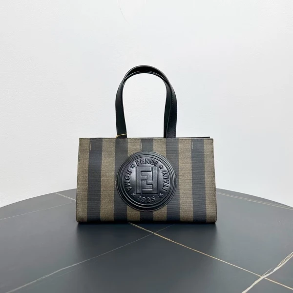 娜扎严选/芬迪/包包/95新/市场价12000/241019QR0048