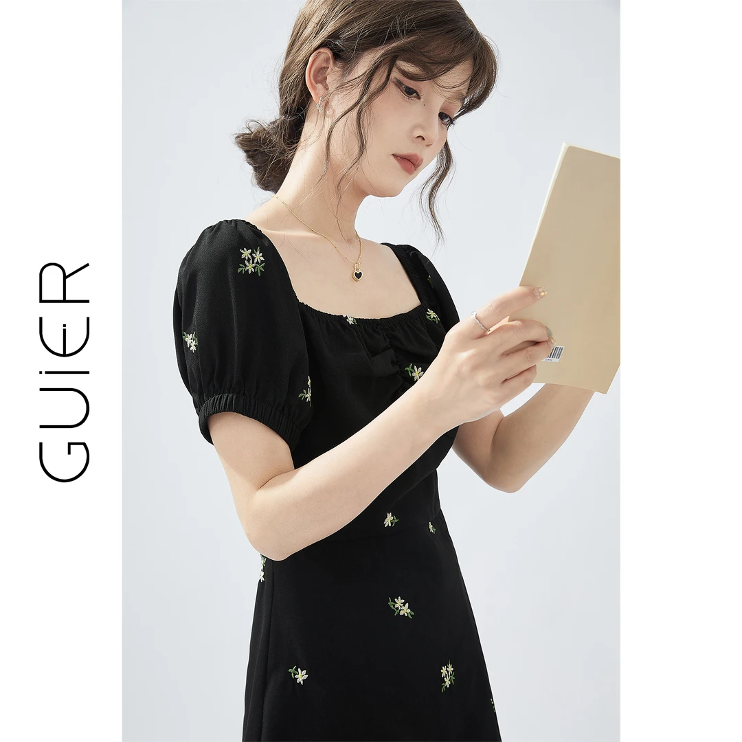 GUIER/桂儿方领刺绣显瘦连衣裙女法式收腰气质长裙LJ0057