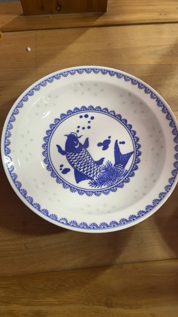 景德镇陶瓷8寸青花玲珑鱼深盘