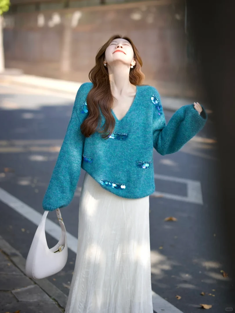 2024秋冬新款温柔风穿搭蓝色亮片毛衣女搭配白色半身裙显瘦两件套