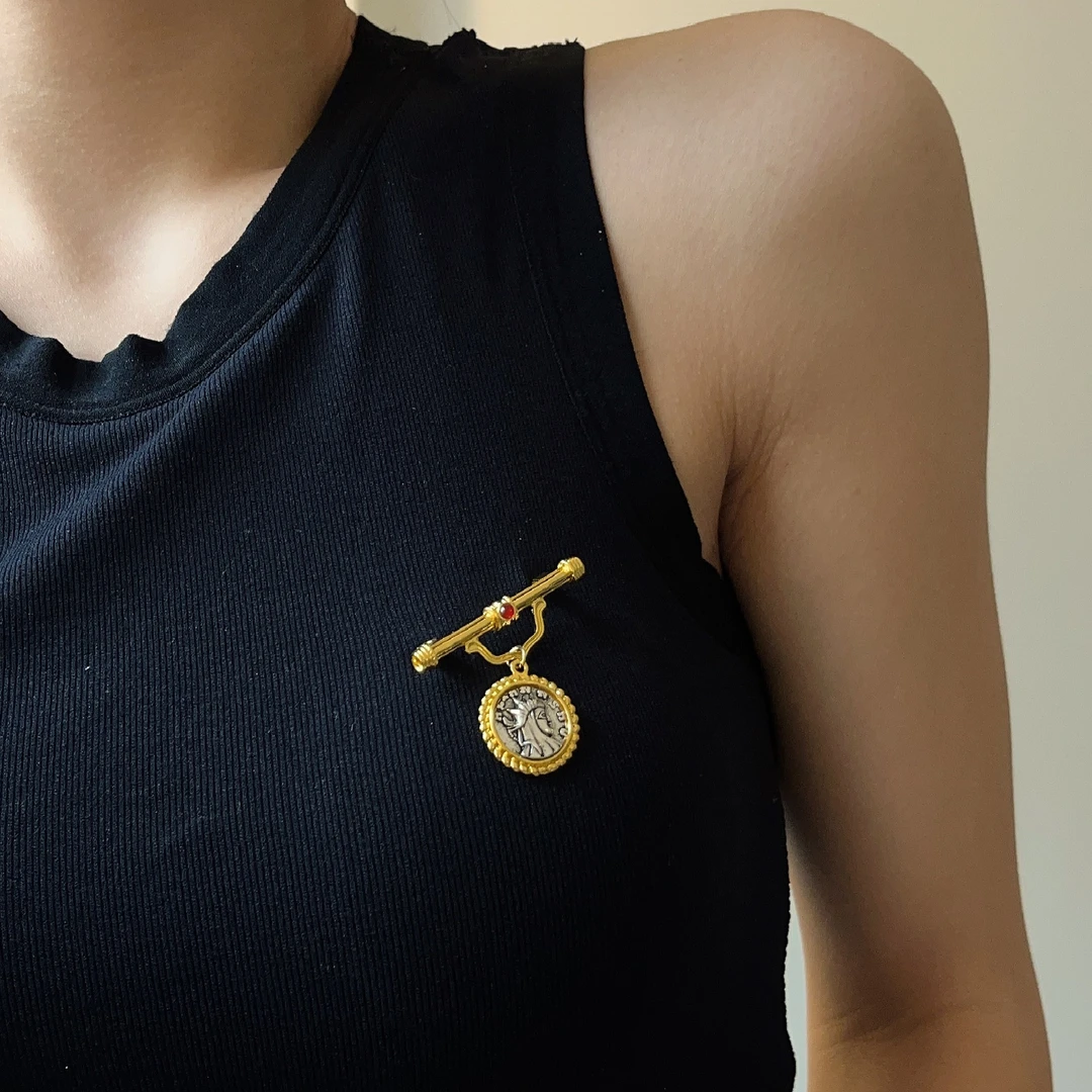 铜合金胸针 法式古币胸针女高级感小众西装别针时尚镀金饰品配饰