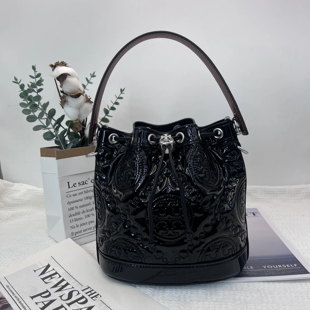 99新 TORY BURCH/汤丽柏琦 TMonogram漆皮刺绣水桶包 046黑色时尚