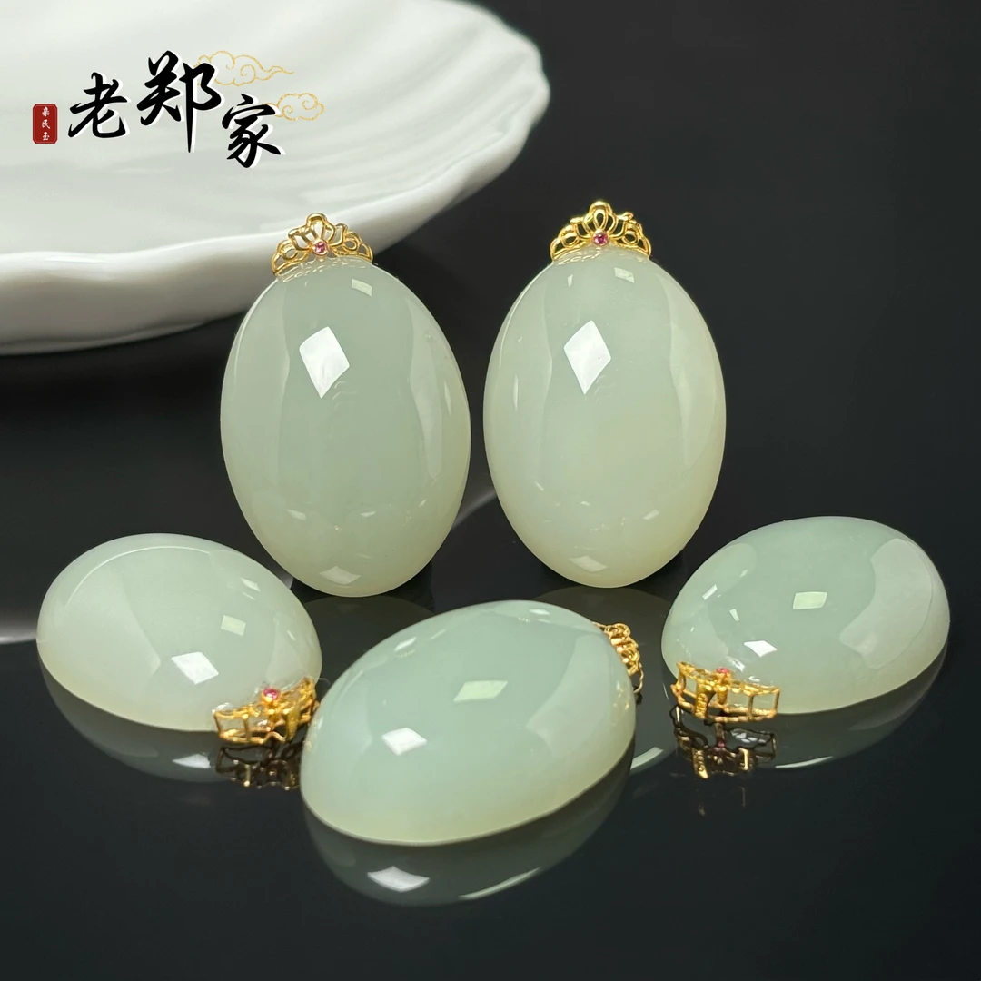 【老郑家】18K金和田玉蛋面挂件 (多样性发一件不带链) 2136