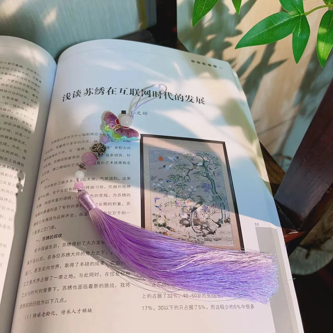 苏绣手工刺绣紫色小蝴蝶挂件可做车挂包挂（蝴蝶颜色略有不同）