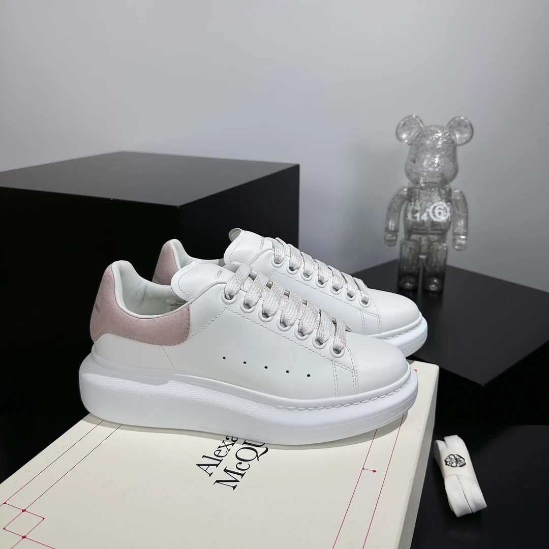 全新未使用 Alexander McQueen/亚历山大·麦昆 麂皮粉尾小白鞋