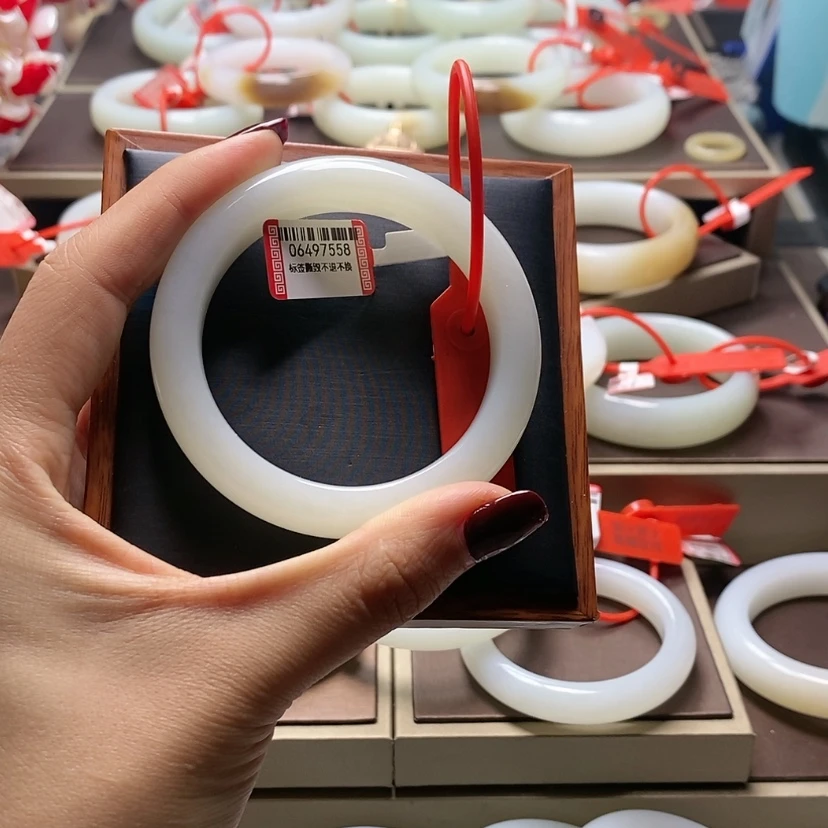 【闪购商品】和田玉手镯未镶嵌虫*