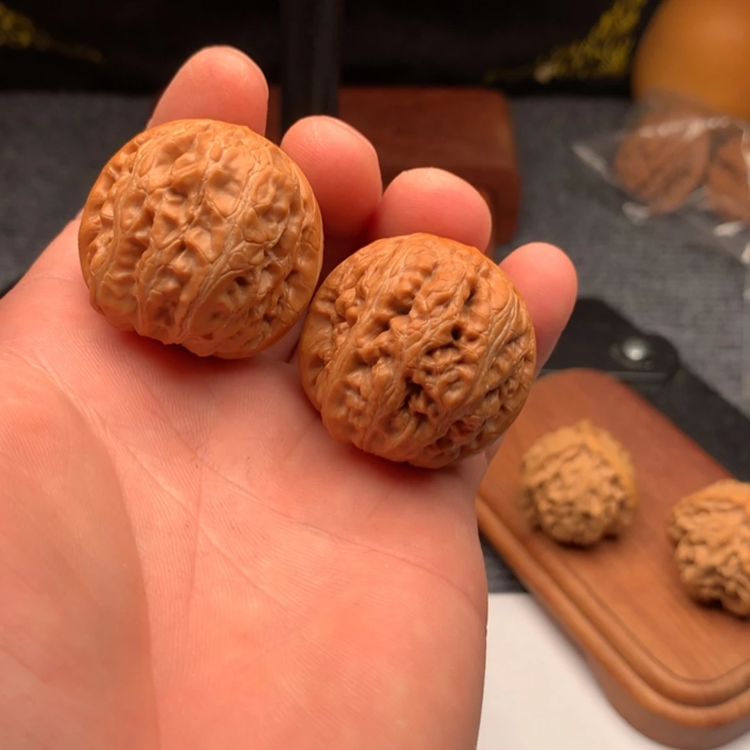 【闪购商品】核桃核雕草*果2