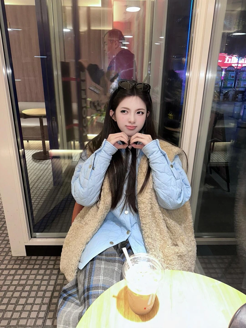 服装秋冬新款时尚简约气质舒适马甲小香风百搭修身洋气保暖棉服女