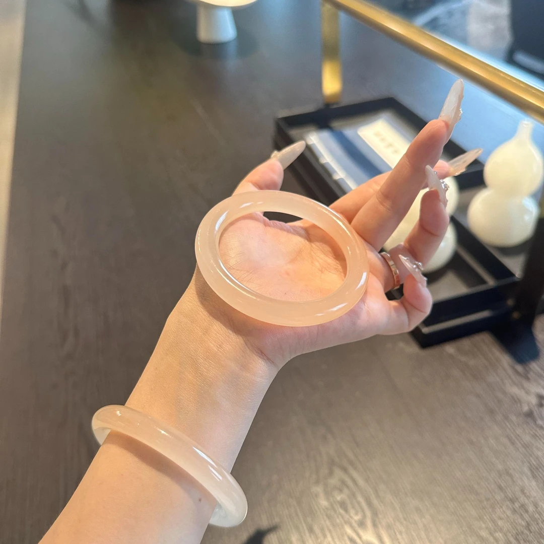 网红新款藕粉玛瑙玉镯天然高品蜜桃粉手镯轻奢首饰礼物多样性发一