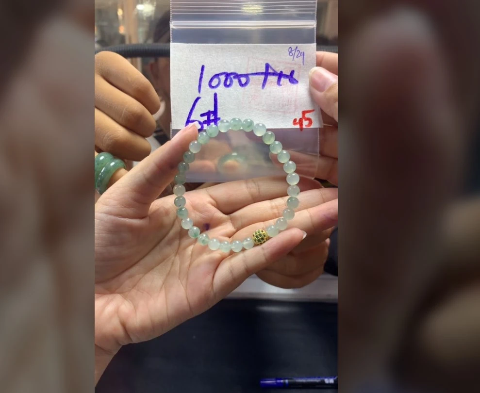 缅甸天然翡翠毛货需精细抛光拍一发一