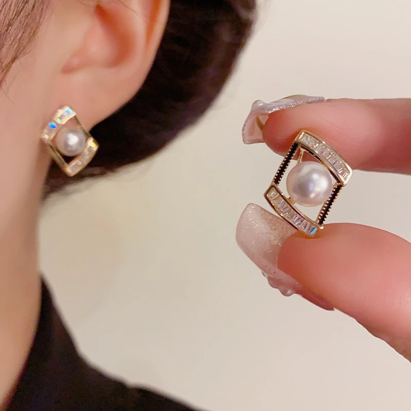 铜合金仿珍珠耳饰 法式复古轻奢百搭几何镂空锆石珠珠耳钉157