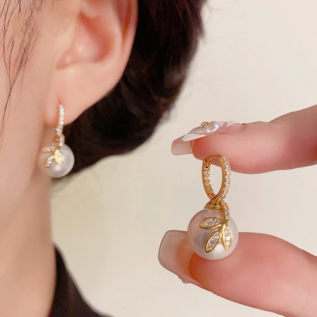 铜合金仿珍珠耳饰 法式时尚轻奢经典百搭微镶叶子珠珠耳扣957