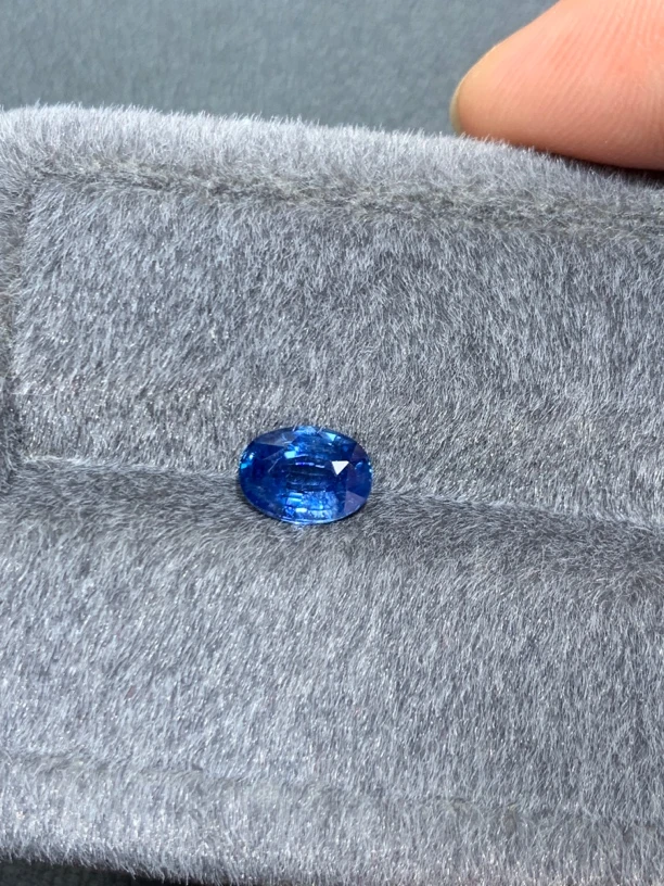 无烧天然矢车菊蓝宝石2.1克拉晶体干净颜色鲜艳火彩闪亮带大证