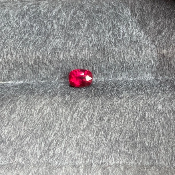 天然无烧鸽血红宝石0.78克拉干净玻璃体爆闪满火彩颜色鲜艳靓丽