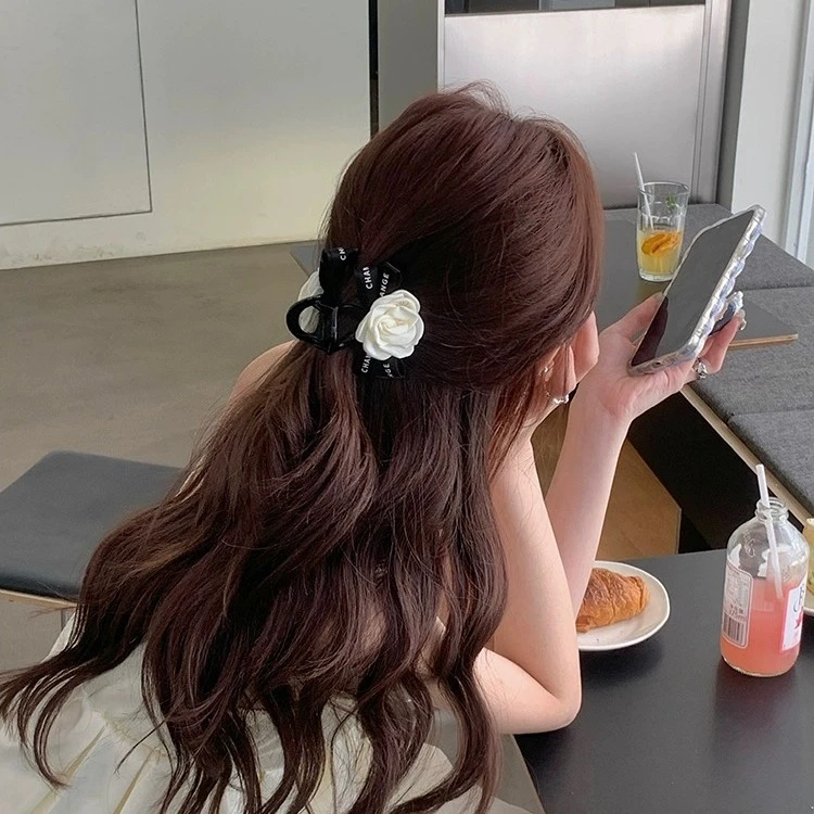 发饰山茶花发夹女新款后脑勺抓夹半扎发头饰轻奢气质小号鲨鱼夹