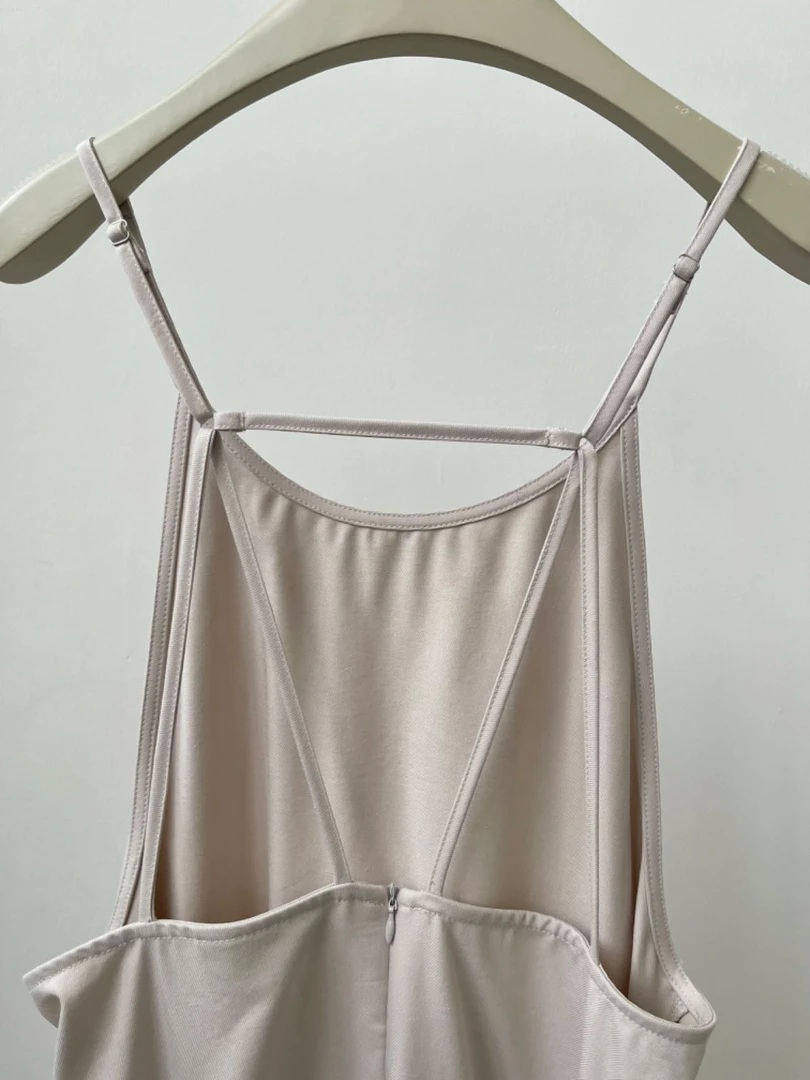 【2025早春款】法式气质高级感冷淡风吊带连衣裙 6C002