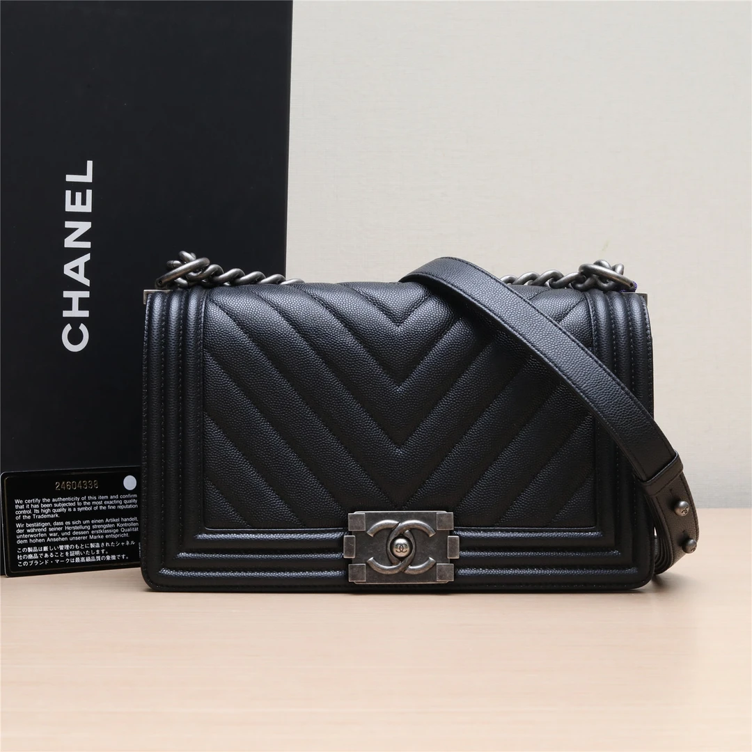 95新 Chanel/香奈儿 活动黑黑 642031 Leboy 中号 V纹 24开 银扣