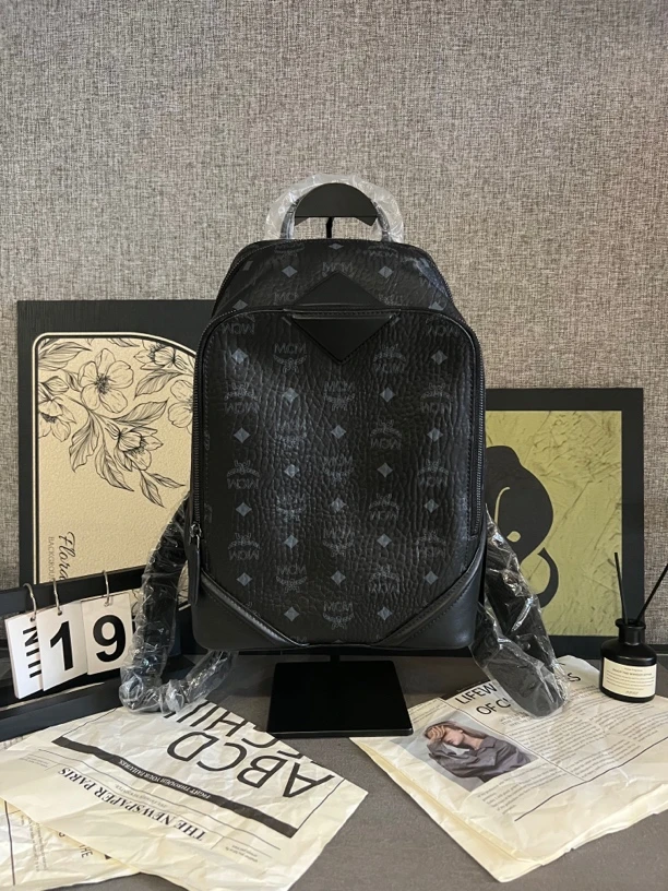95新 MCM 双肩包黑色/底长24/皮内里休闲百搭