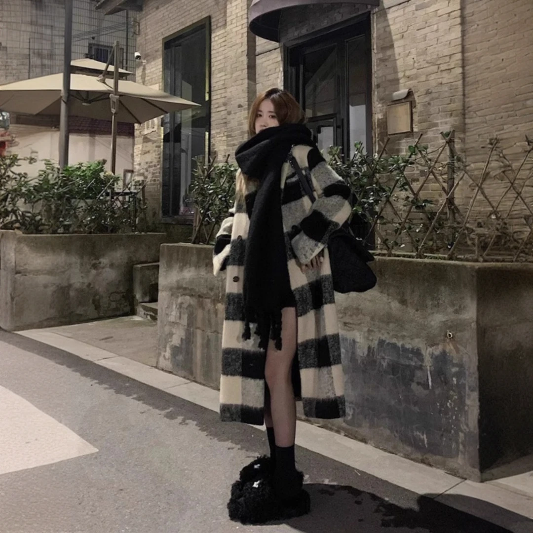 高级感毛呢大衣女加厚2025秋冬新款黑白格子中长款呢子外套赫本风