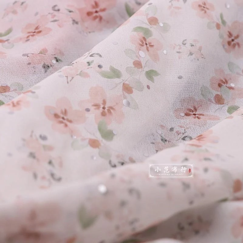 白色底清新桃花印花亮片麻纱雪纺布料夏季轻薄汉服衬衫纱裙面料