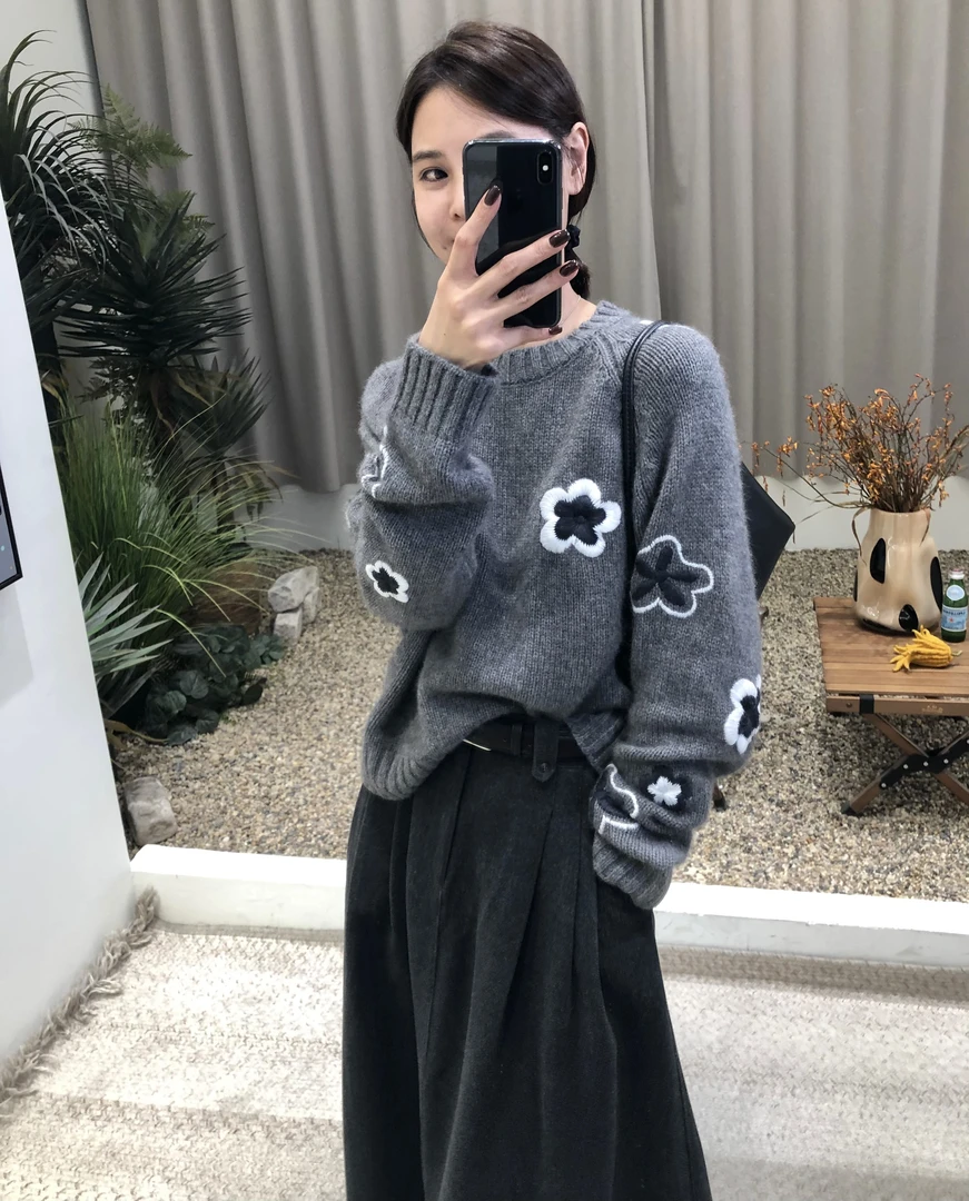 工艺上花足时间就是态度~2024手绣绵羊毛花朵宽松显瘦时尚衣女秋