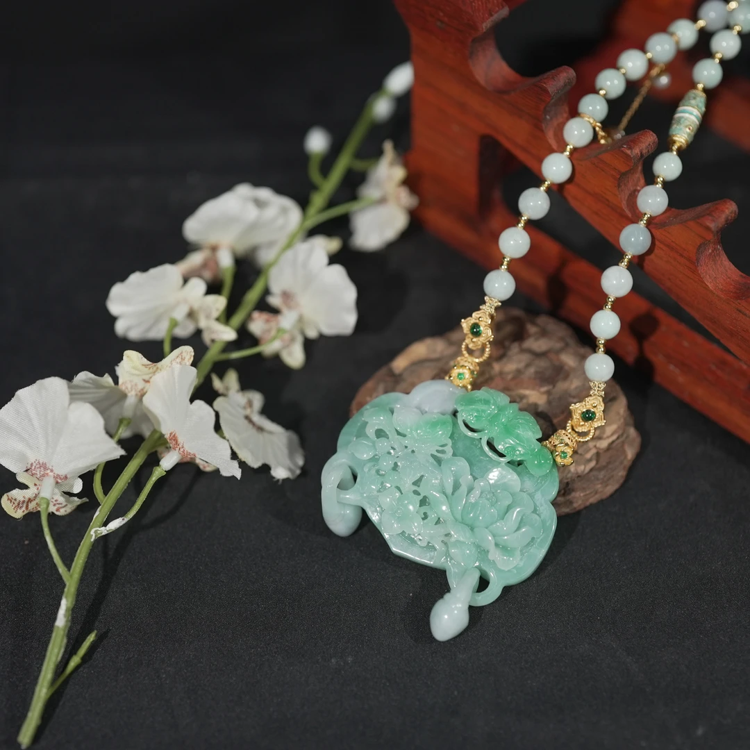 10.23香港王老板-翡翠A货吊坠百搭古风雕刻长链坠链女士5a782