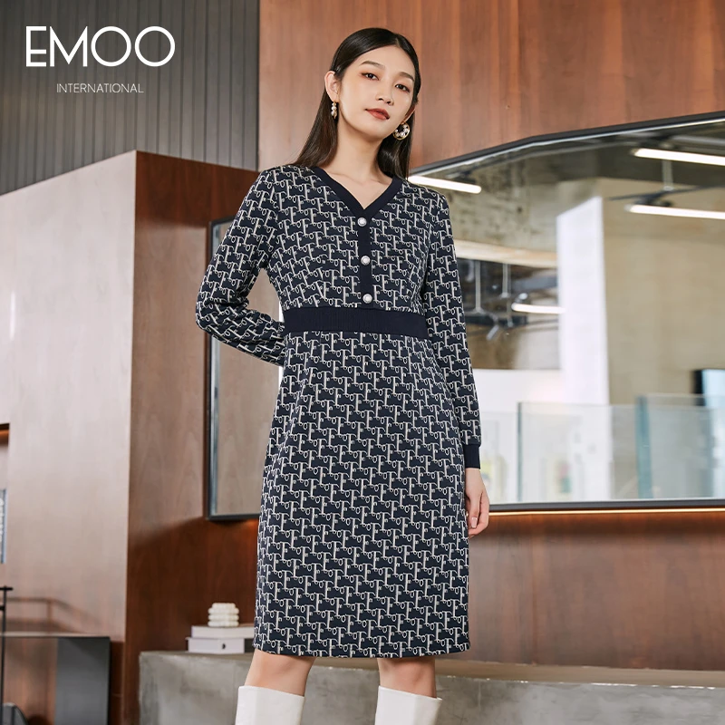 EMOO/杨门夜幕蓝字母印花长袖连衣裙小香风显瘦秋冬E41L033160